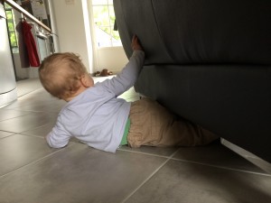 glissade sous le canapé bébé de 8 mois