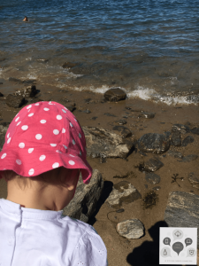 bébé face à la mer