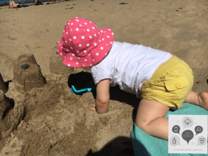 bébé plage sable