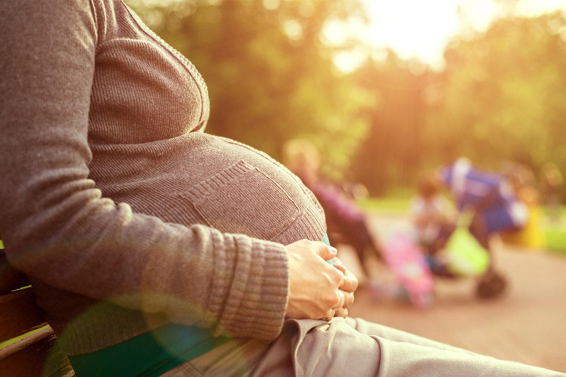 femme enceinte assise sur un banc