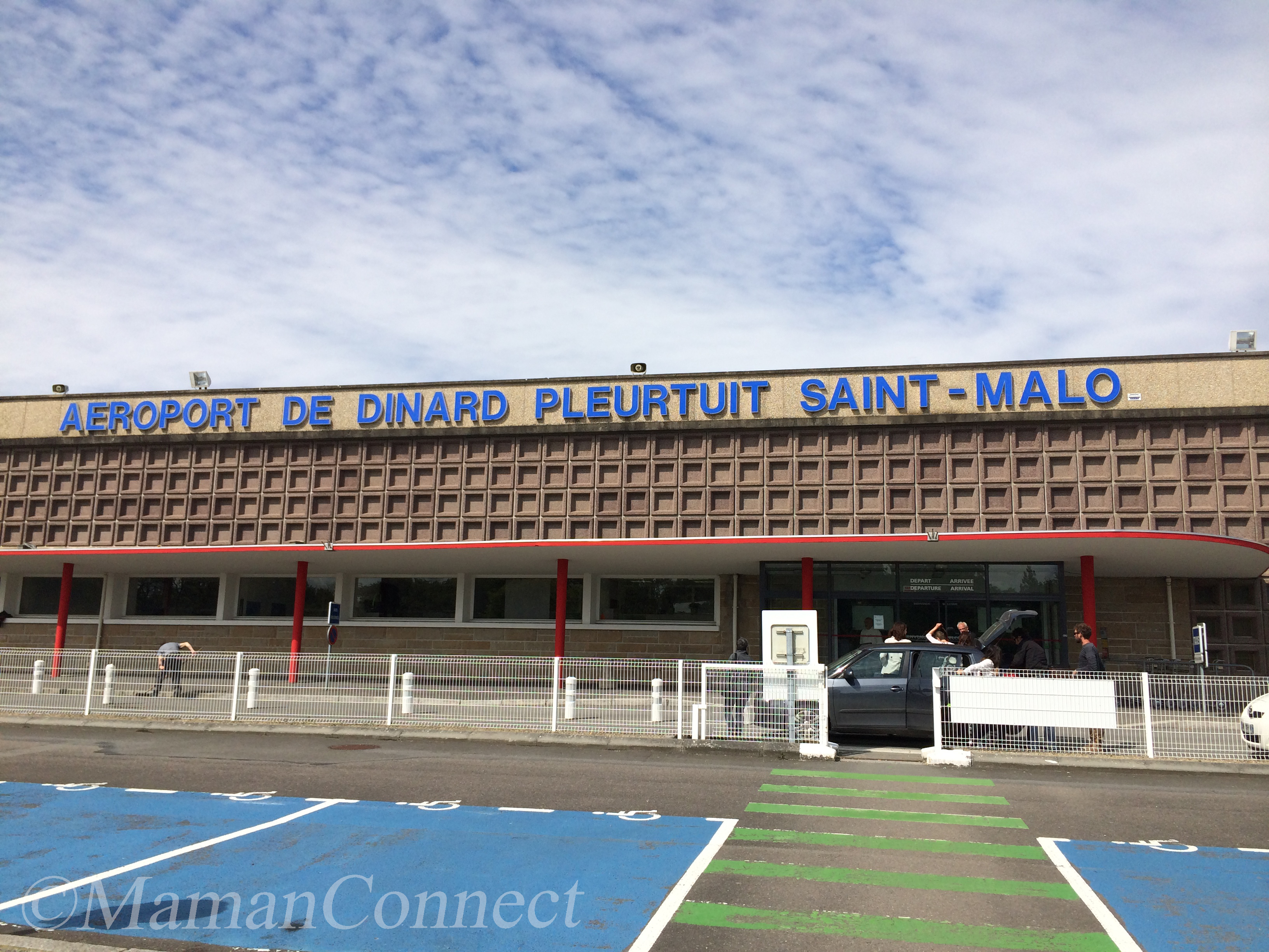 https://www.mamanconnect.fr/wp-content/uploads/2014/06/aeroport-pleurtuit.jpg