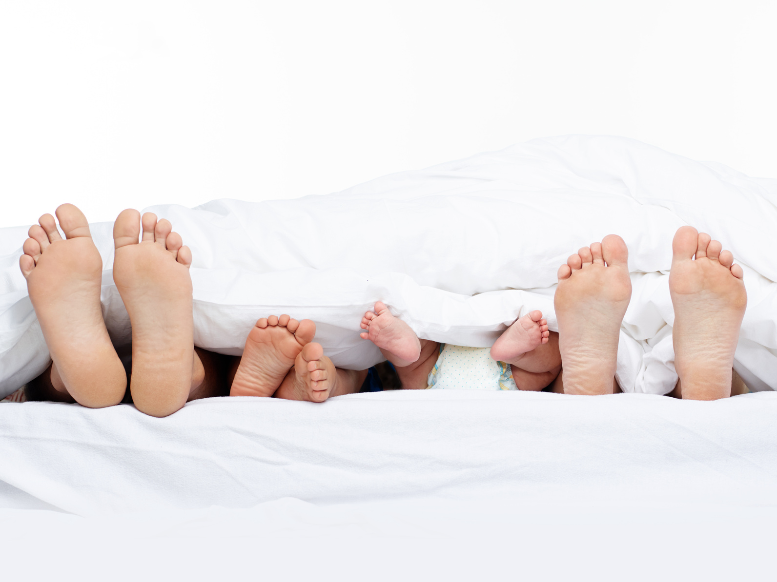 Pieds famille sous la couette