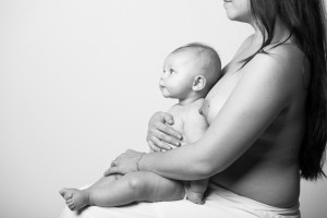 Bébé assis sur les genoux de sa mère
