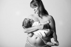 Bébé porté contre sa maman