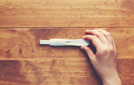 Femme tenant un test de grossesse
